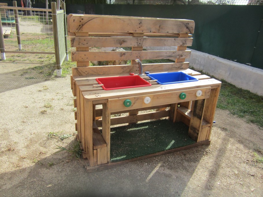 Постройки из поддонов для детского сада