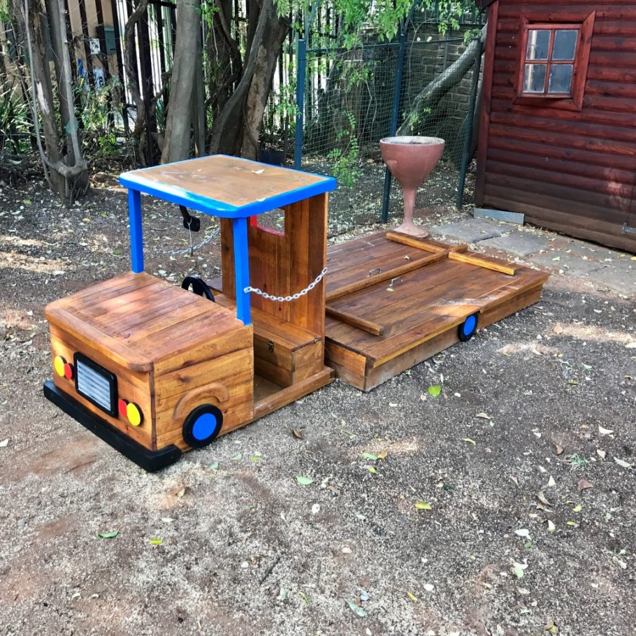 Машинка деревянная на детскую площадку