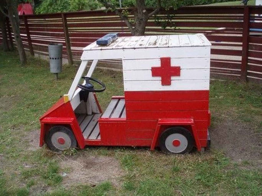 Деревянная машина для детской площадки