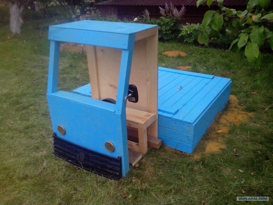 Песочница деревянная машинка