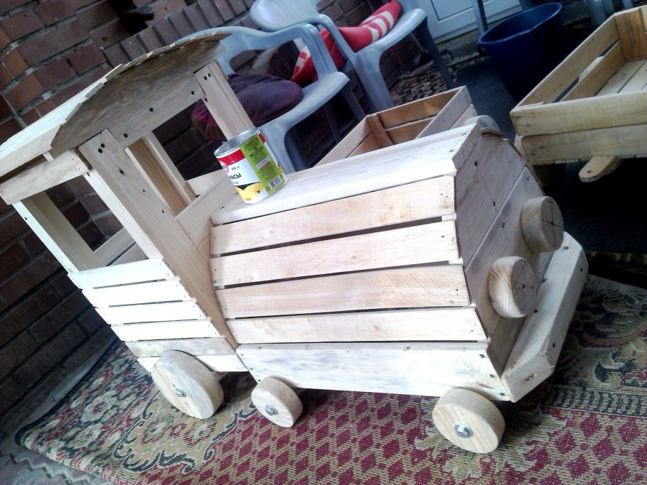 Паровозик деревянный для сада