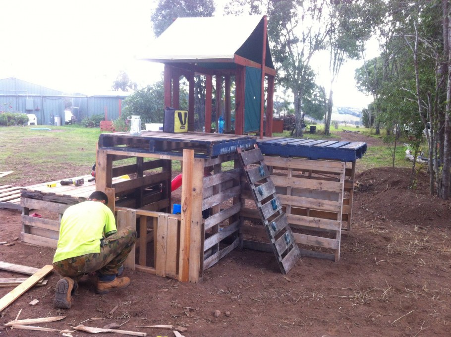 Постройки из поддонов для детского сада