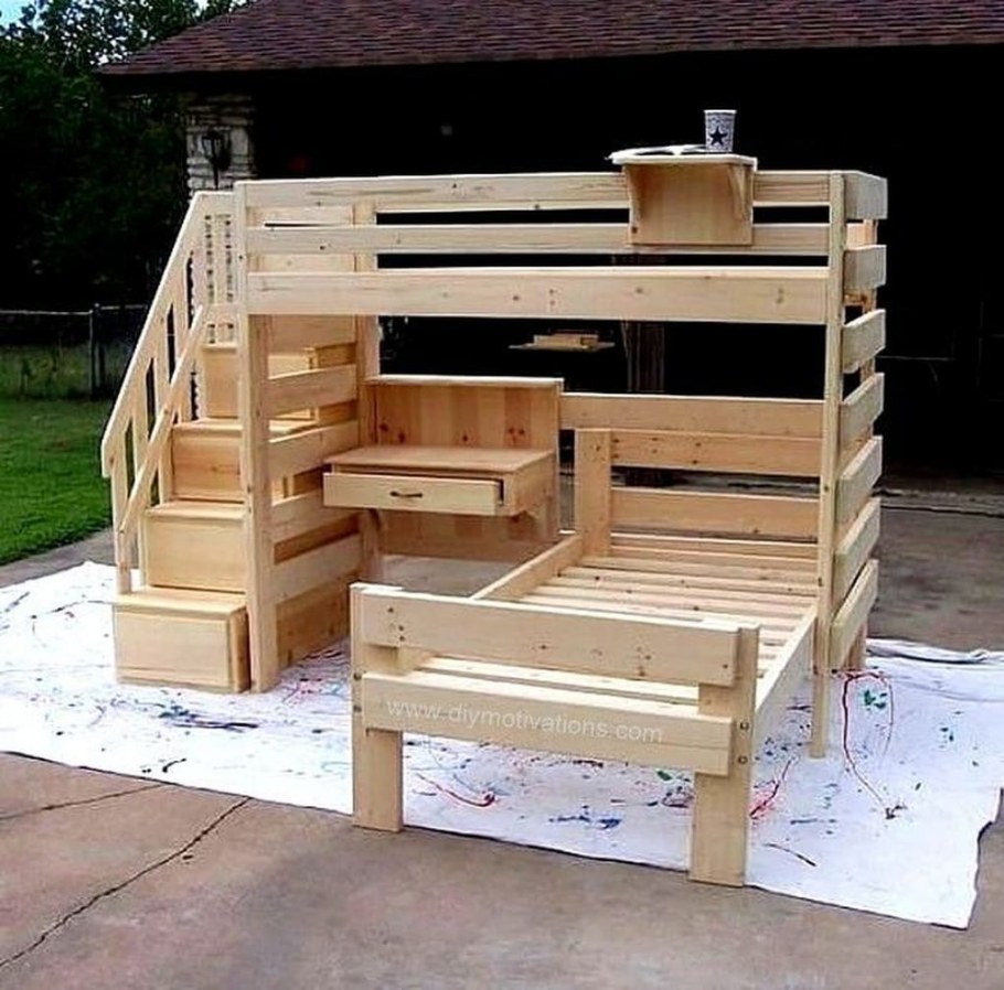 Двухъярусная кровать из поддонов