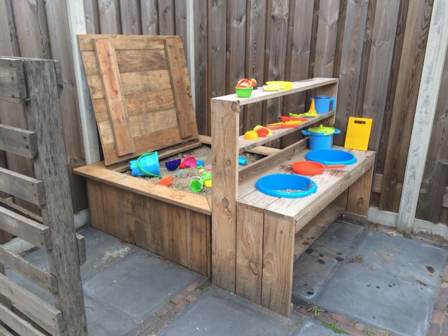 Игровая зона из поддонов