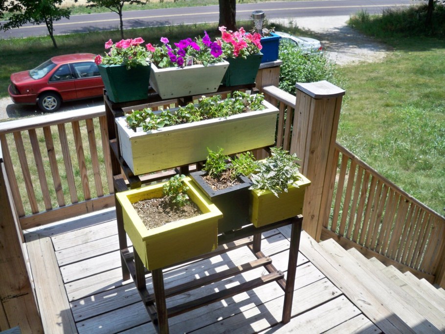 Деревянные клумбы