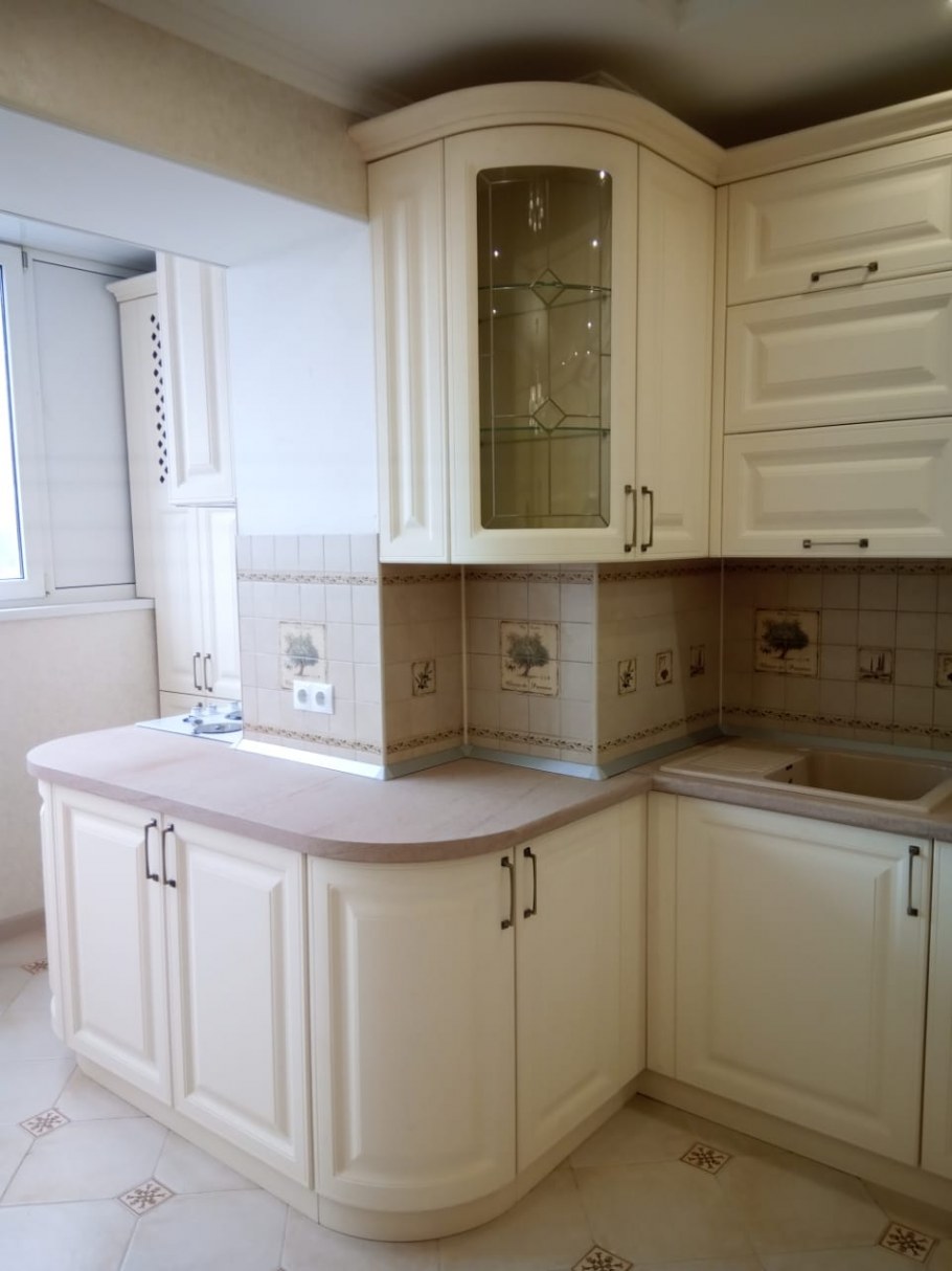 Кухня с радиусным фасадом классика