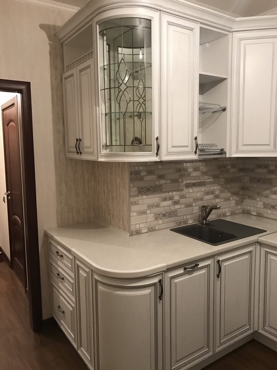 Маленькая угловая кухня классика