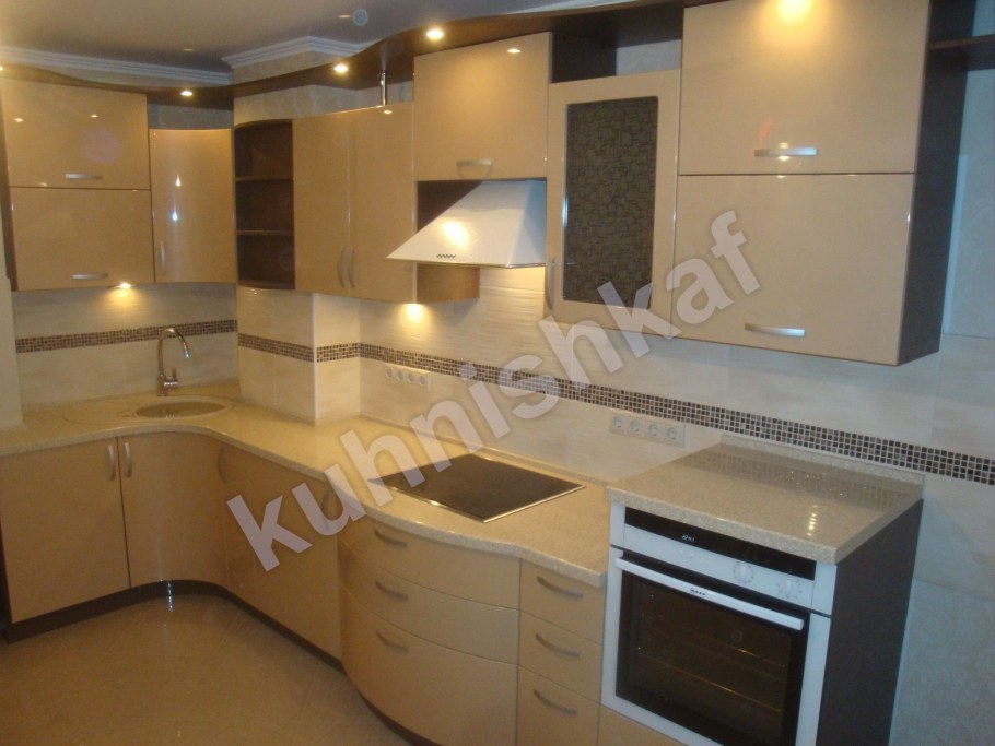 Угловая кухня с вентиляционным коробом