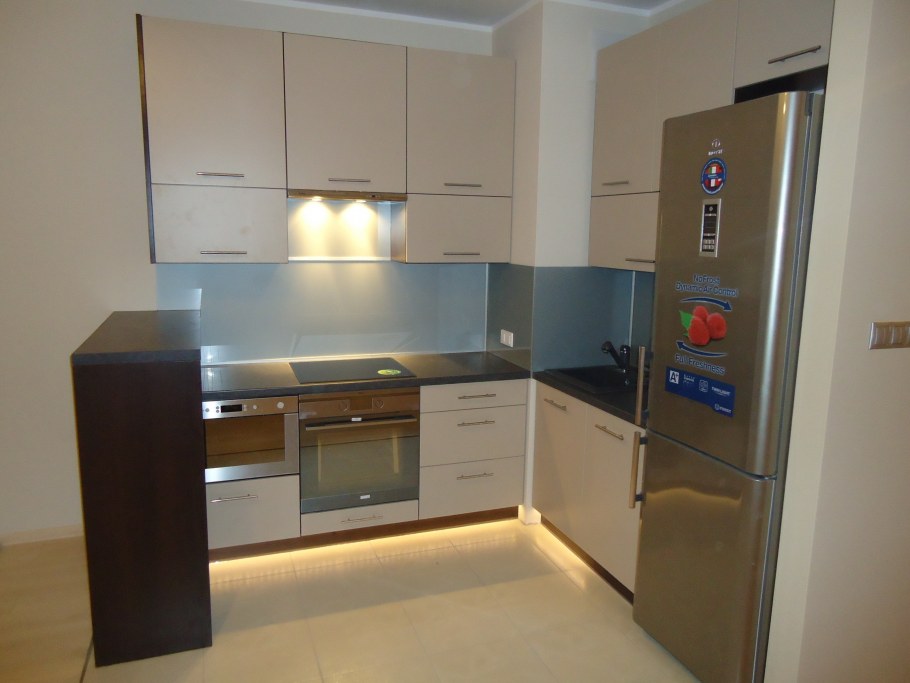 Кухонные гарнитуры с верхними полками