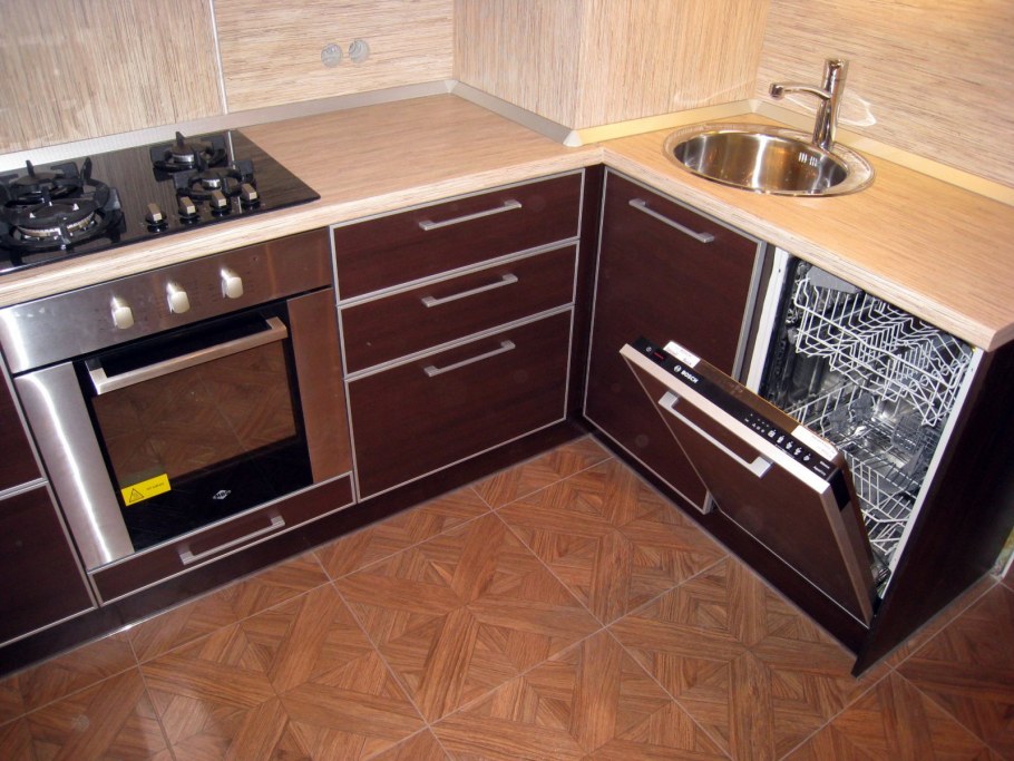 Угловая кухня с воздуховодом