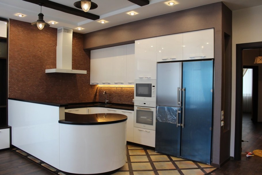 Угловая кухня с пеналом и холодильником