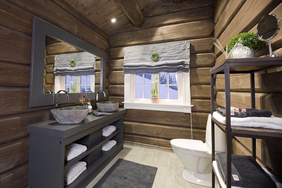 Большая ванная комната в деревянном доме