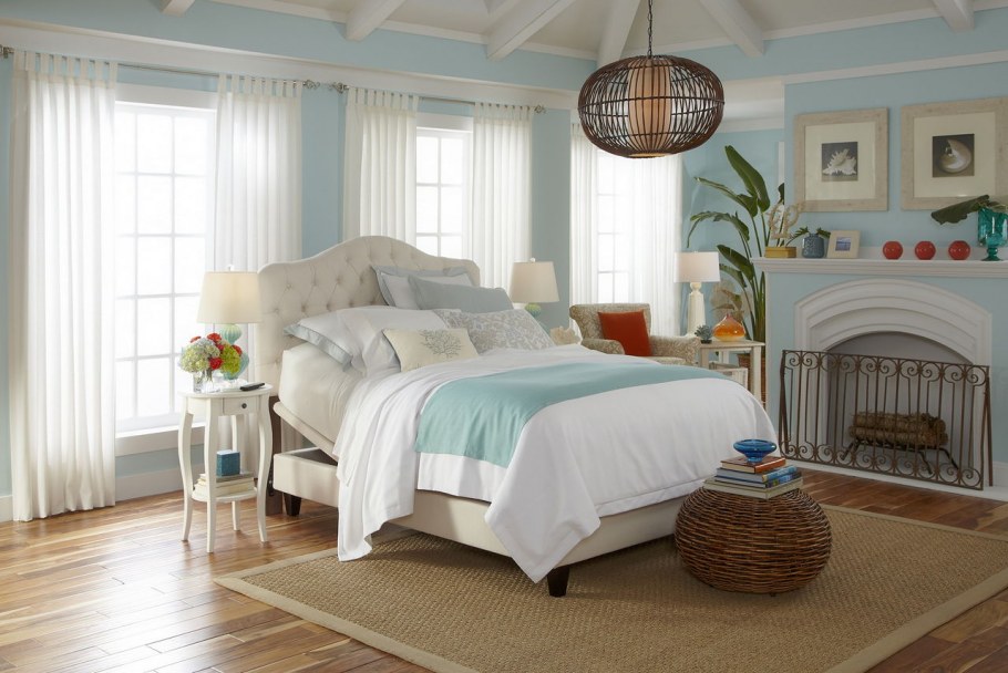 Спальня с камином в стиле Прованс