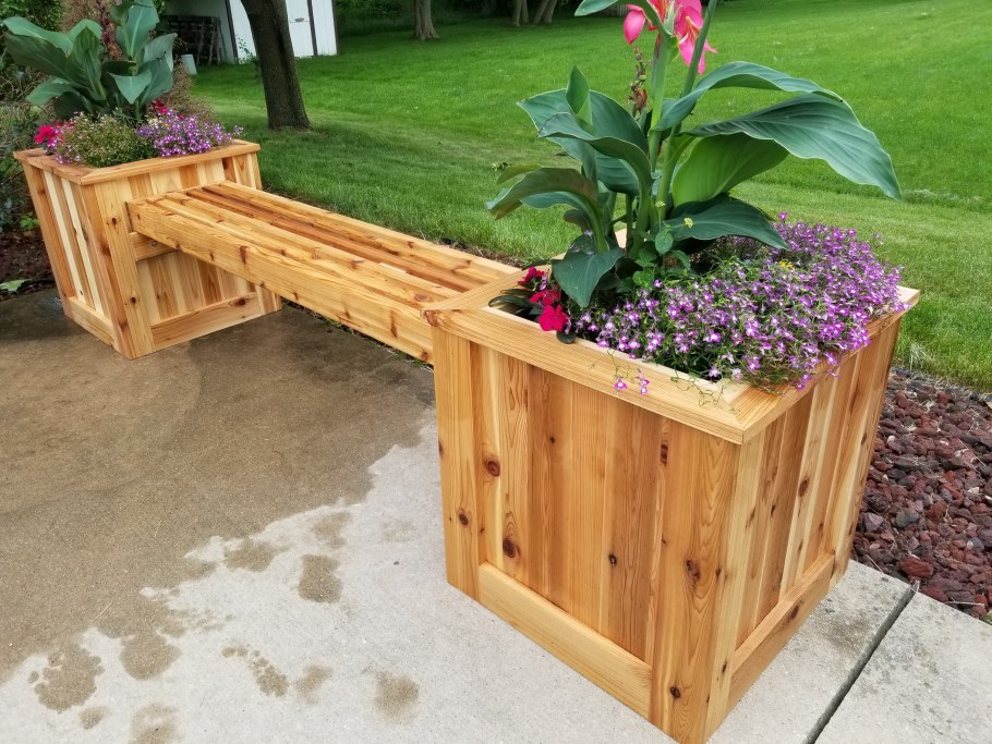 Цветы на заборе в горшках