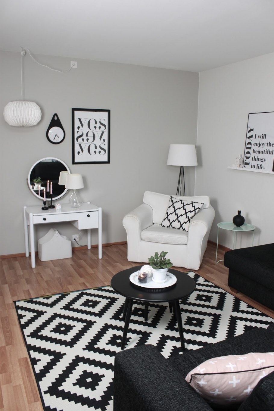 Белый ковер в интерьере