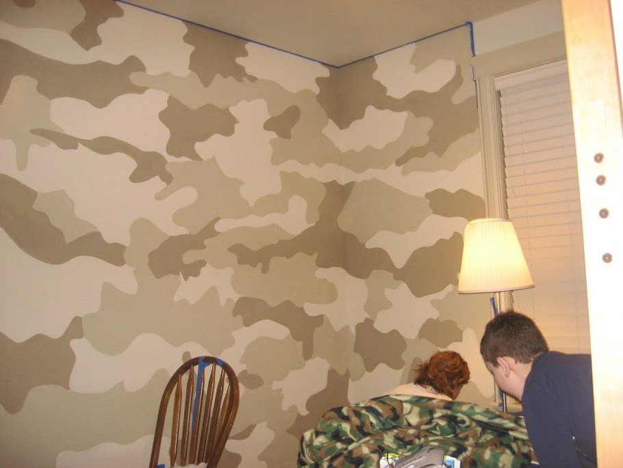 Камуфляж на стене