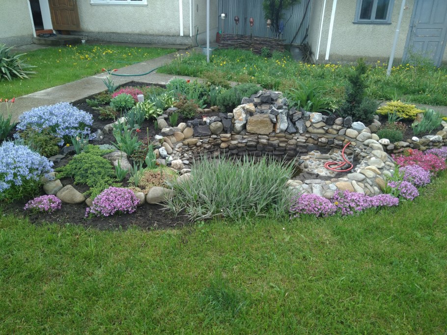 Рокарий с белой мраморной крошкой