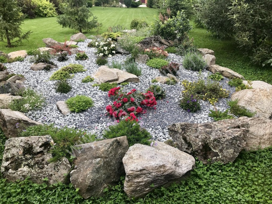 Альпийская горка с подпорными стенками