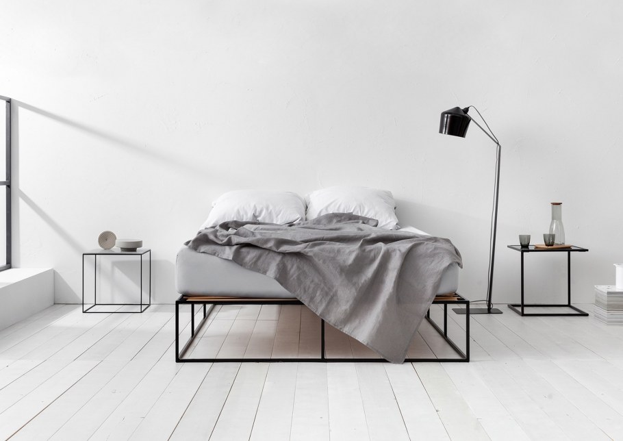 Кровать в минималистском стиле
