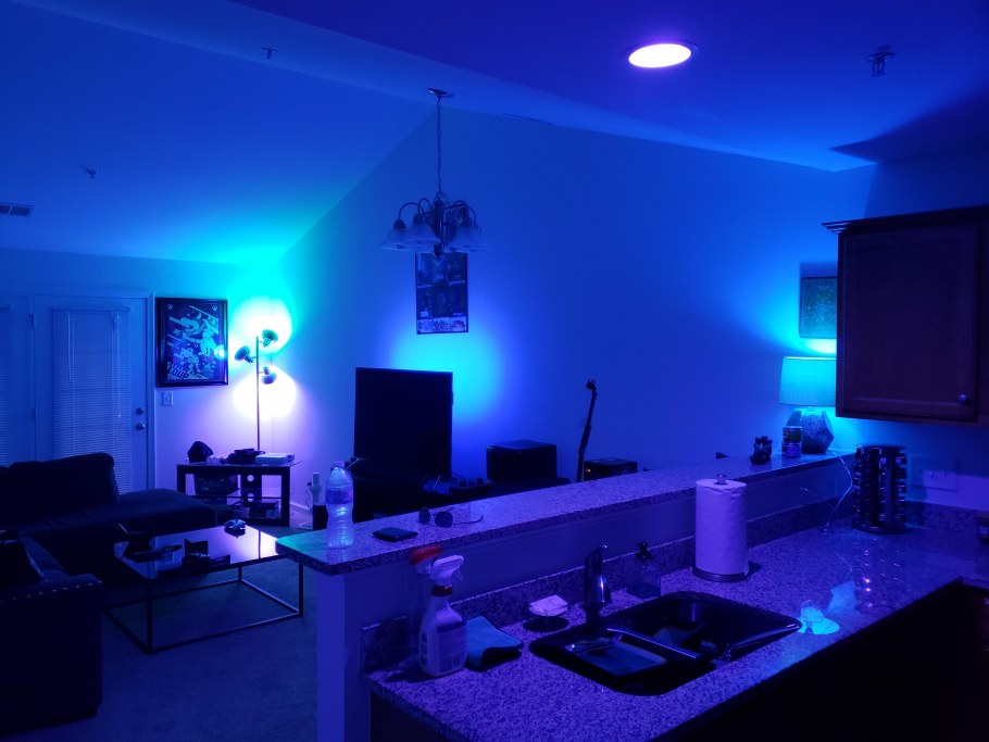 Неоновый номер в отеле