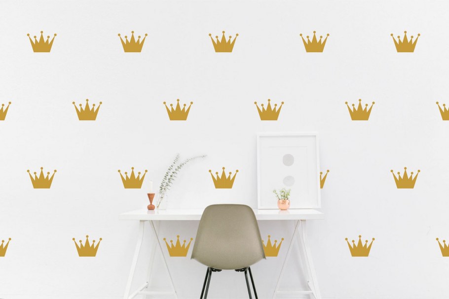 Фото короны на зелёном фоне