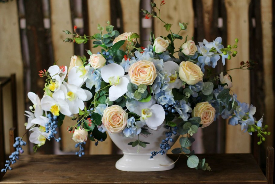 Красивые композиции из искусственных цветов для интерьера