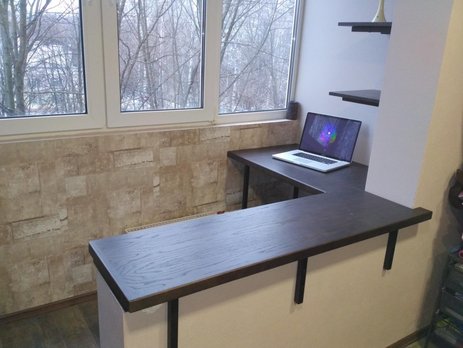 Подоконник-столешница на балконе