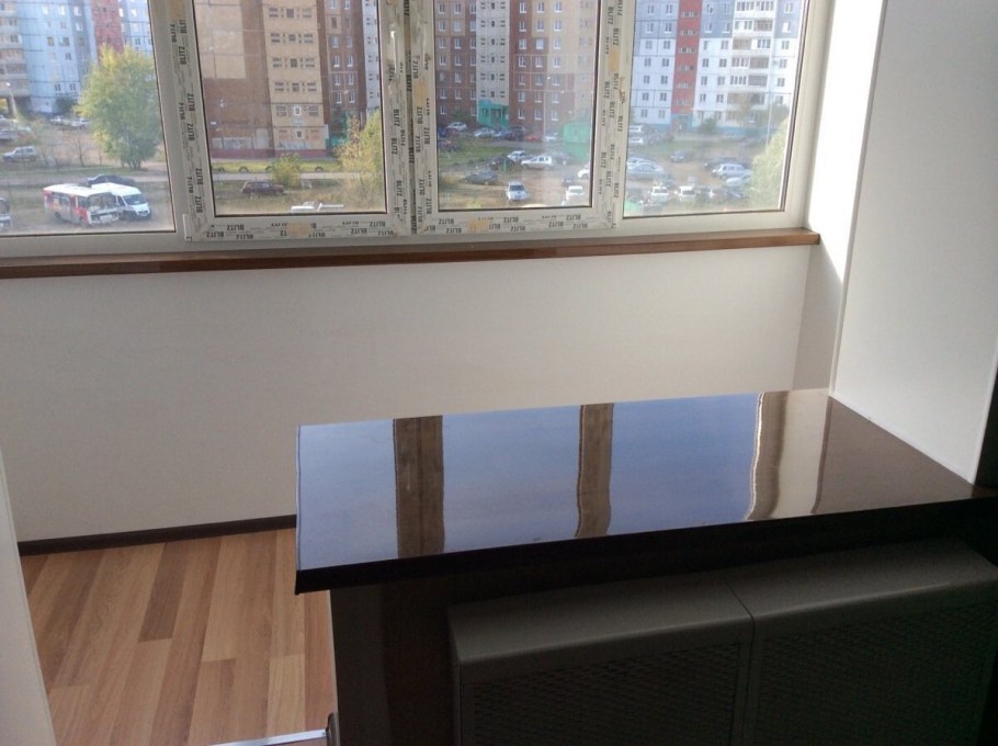 Деревянный подоконник на балконе