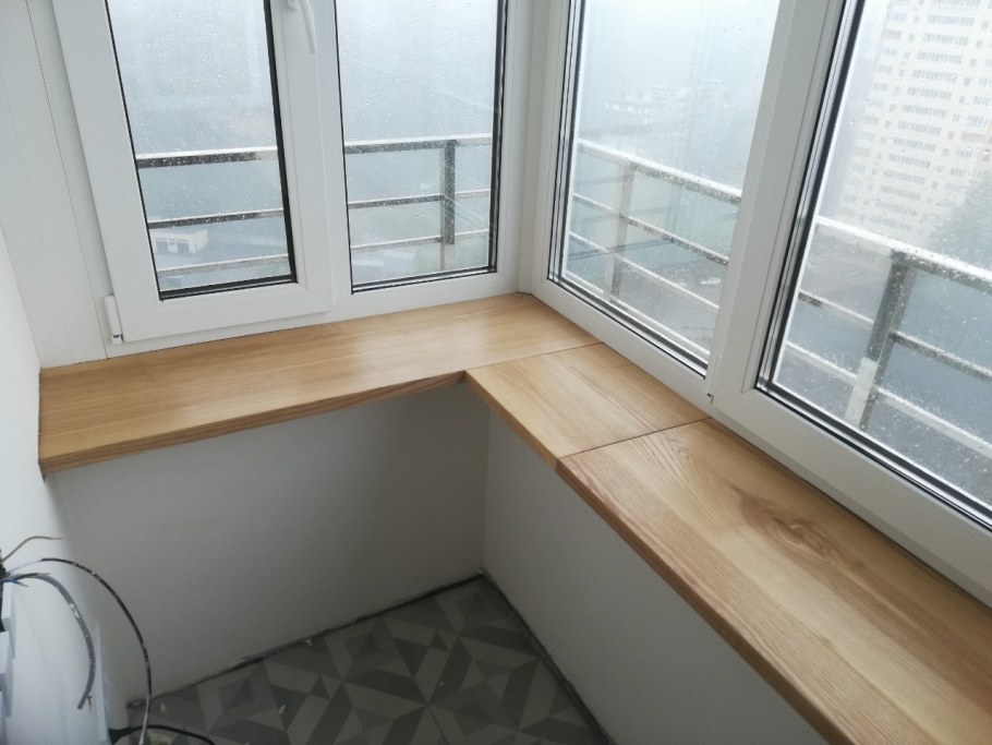 Подоконник между комнатой и лоджией