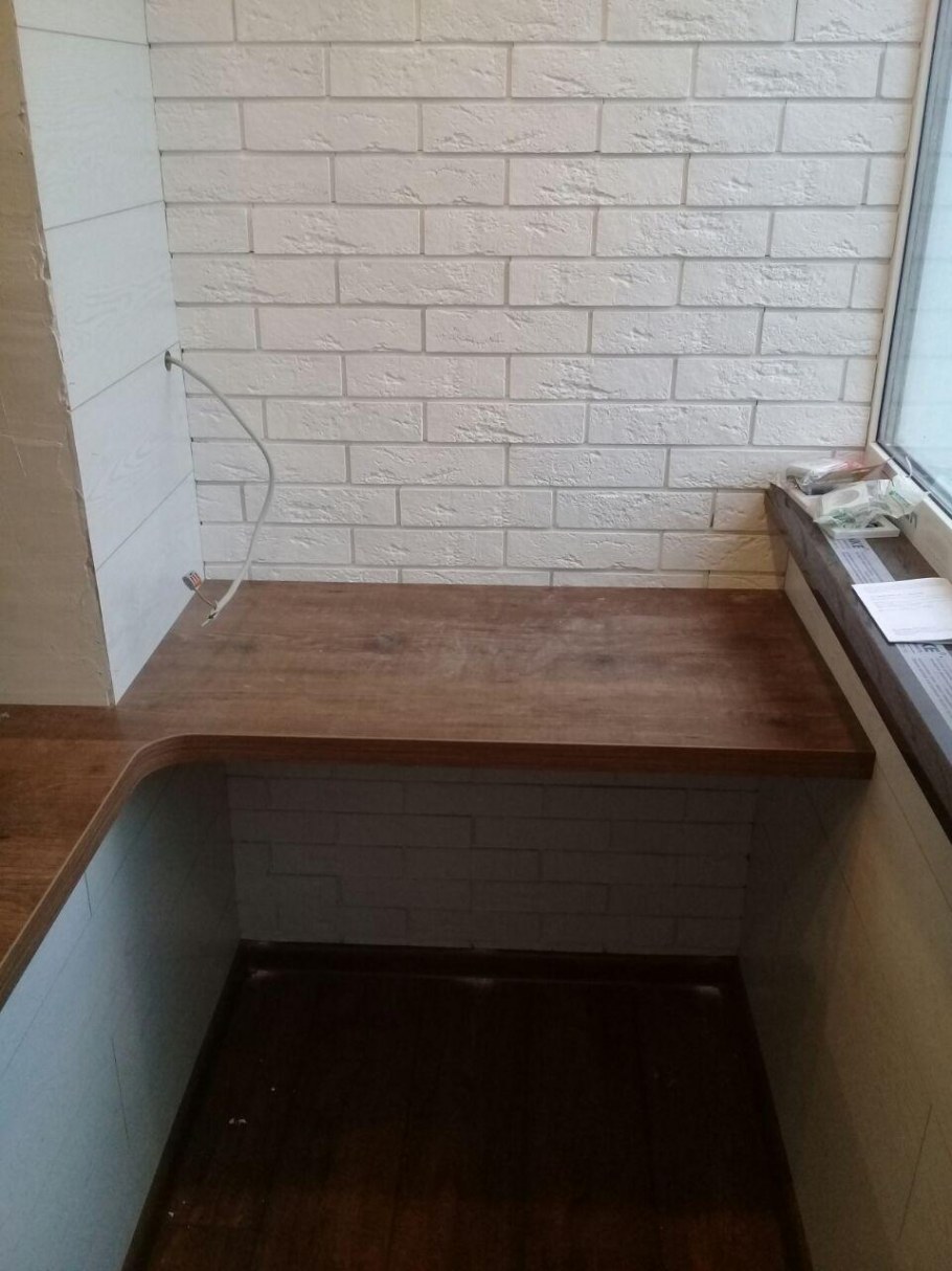 Угловая столешница на балконе