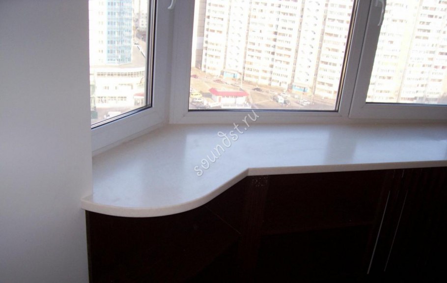 Угловой стол на лоджии