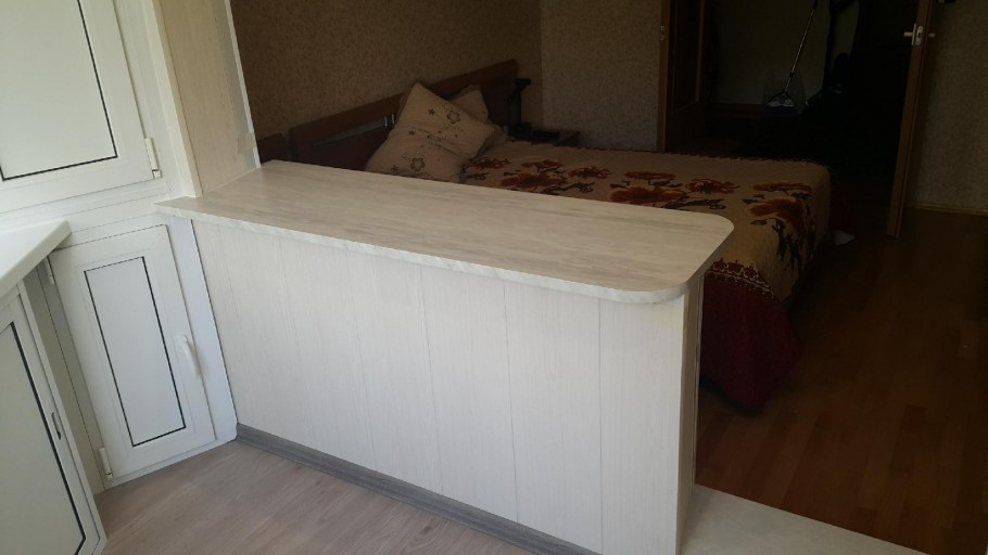 Подоконник стол на балконе