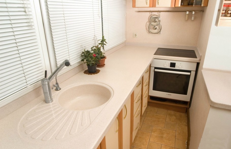 Подоконник стол на балконе