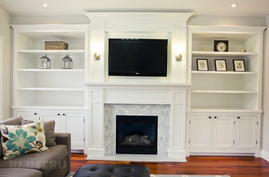 Встроенные полки в гостиной