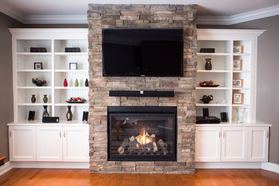 Телевизор на камине в гостиной