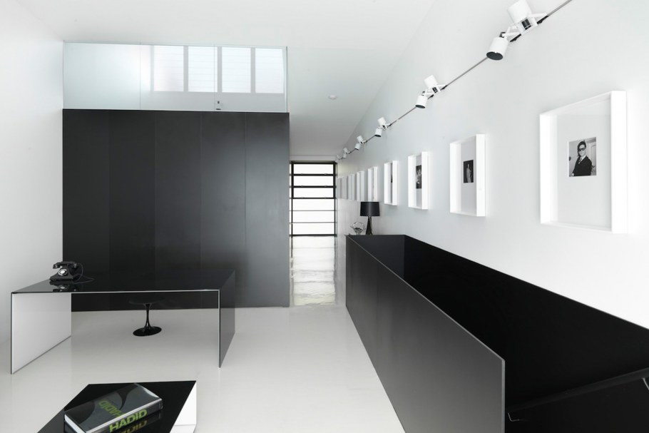 Трековые светильники на стене в интерьере