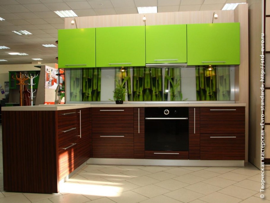Зелено коричневая кухня