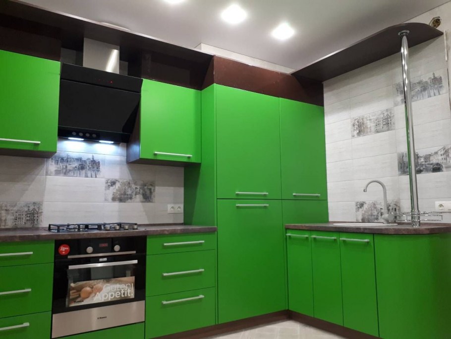 Бежевая кухня с зелеными акцентами