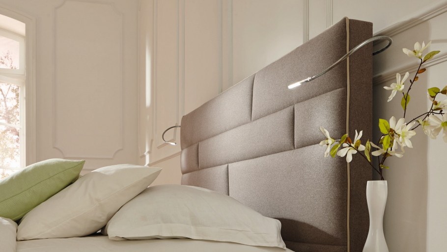Кровать с подсветкой в изголовье