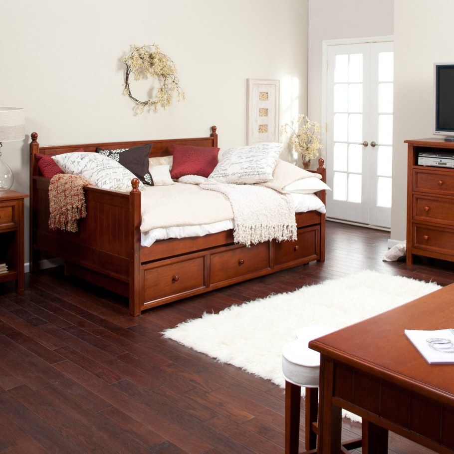 Светлая спальня с односпальной кроватью