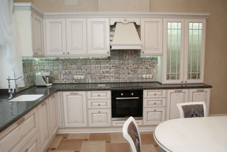 Кухни Мария Nicolle белая с серебряной патиной