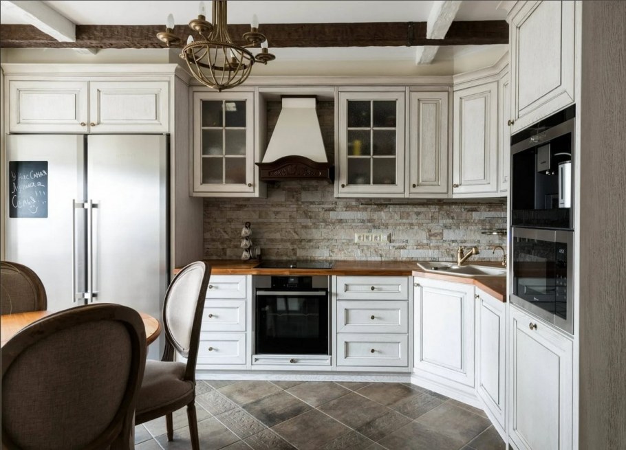 Кухня в классическом стиле с темной столешницей