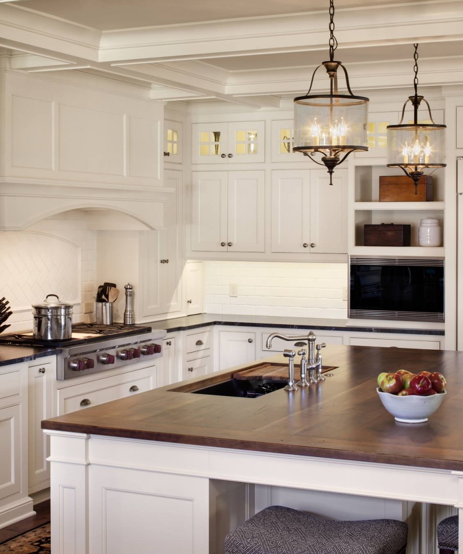 Белая классическая кухня с деревянной столешницей