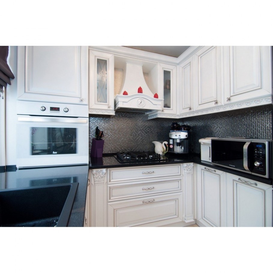 Белаяккхня с черной столешницей