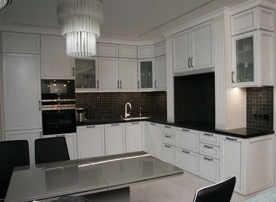 Кухня белая массив ольха патина серебро