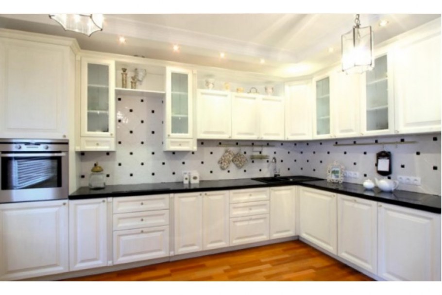 Большая угловая белая кухня