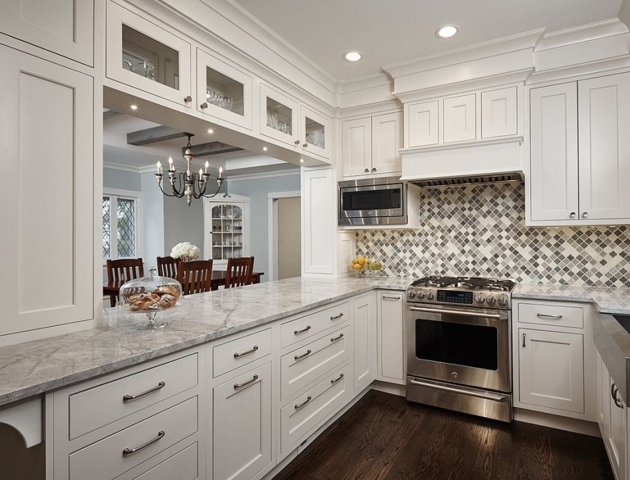 Белая классическая кухня с коричневой столешницей