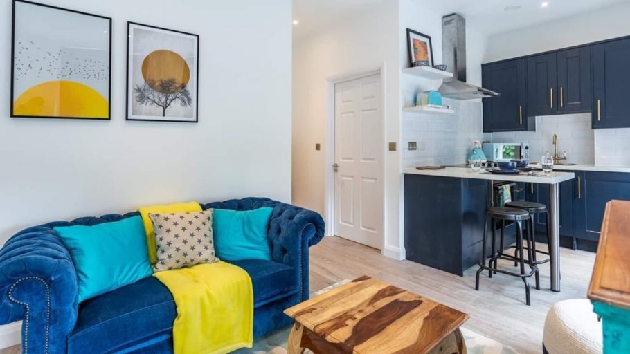 Кухнягостигая в синем цвете