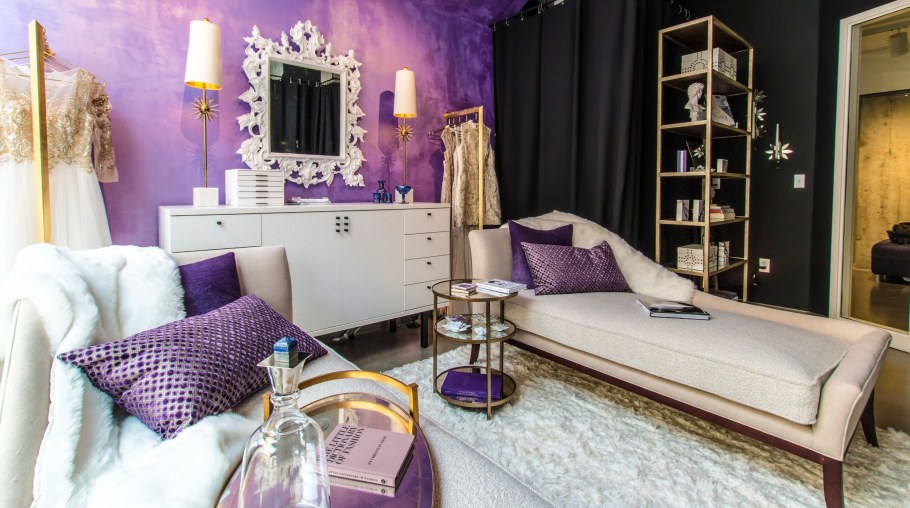 Фиолетовый диван в интерьере