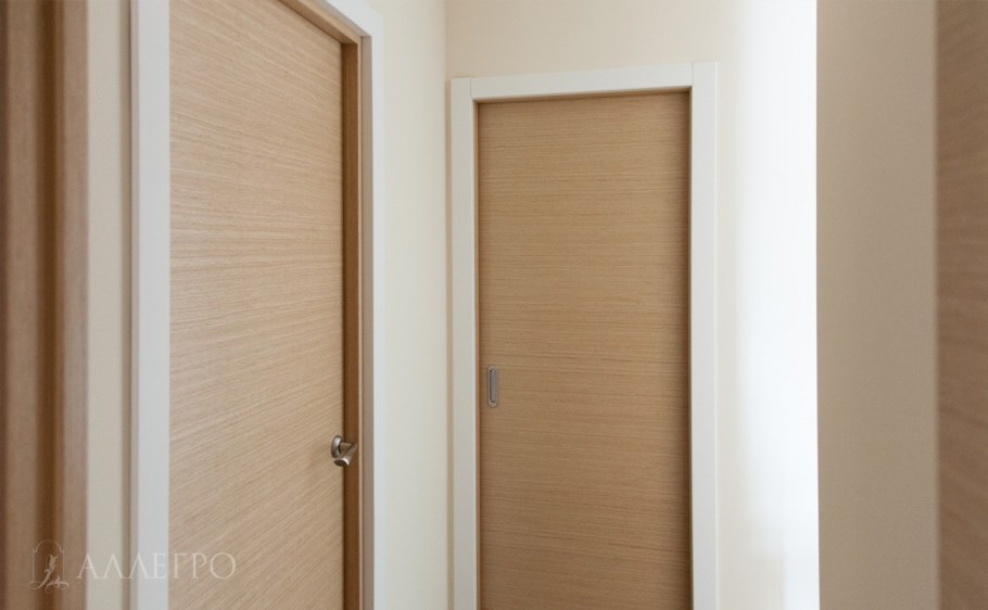 Коричневая деревянная дверь